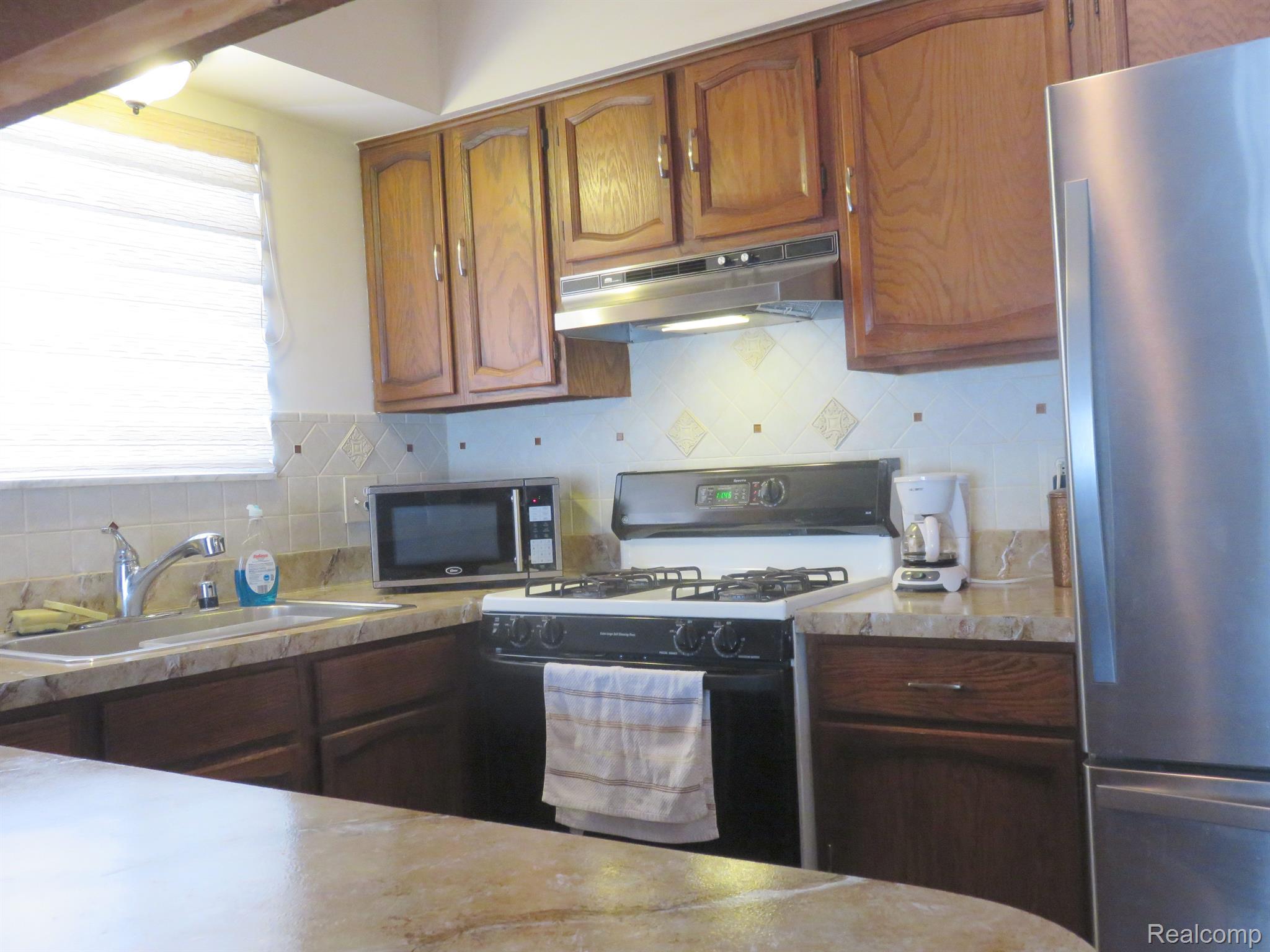 2208 Cumberland Road Rochester, MI 48307 - Photo 11 of 24 Gallery Image 11