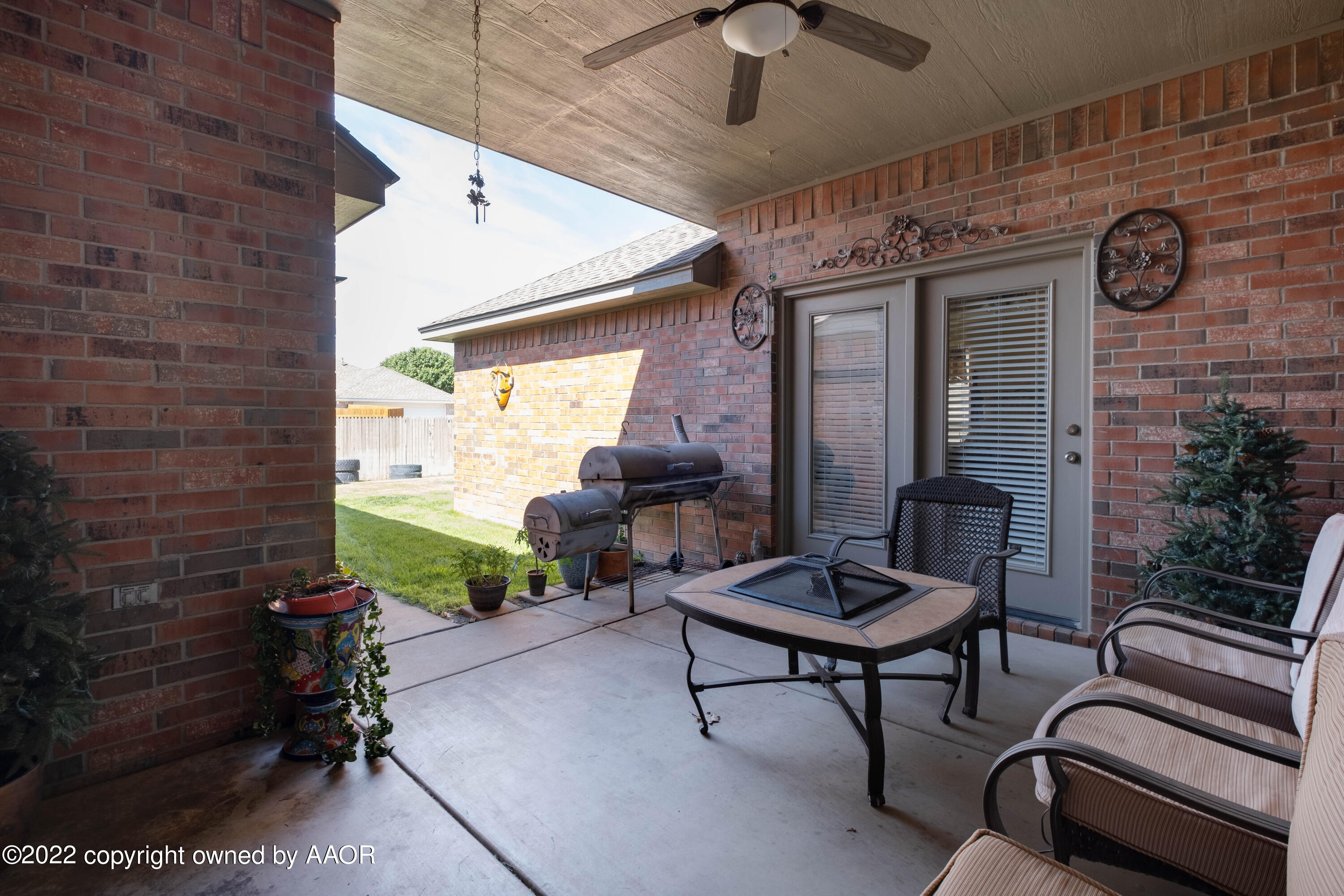 6607 Rally Road Amarillo, TX 79119 - Photo 32 of 34 a living room with furniture and a window