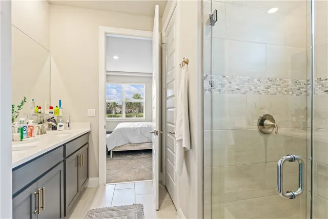 a en suite bathroom with a shower