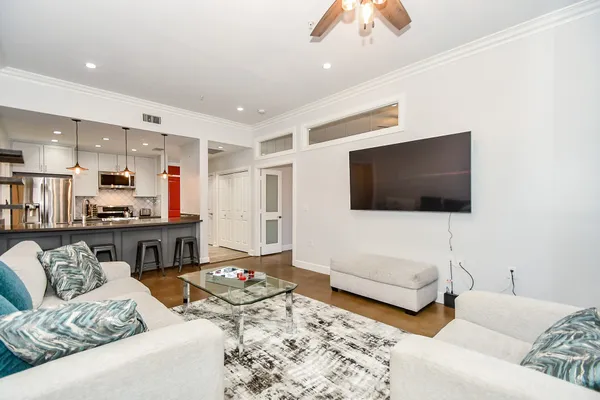 $2,300 | 1900 Genesee Street, Unit 104, Houston, TX 77006