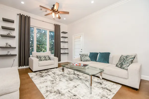 $2,300 | 1900 Genesee Street, Unit 104, Houston, TX 77006