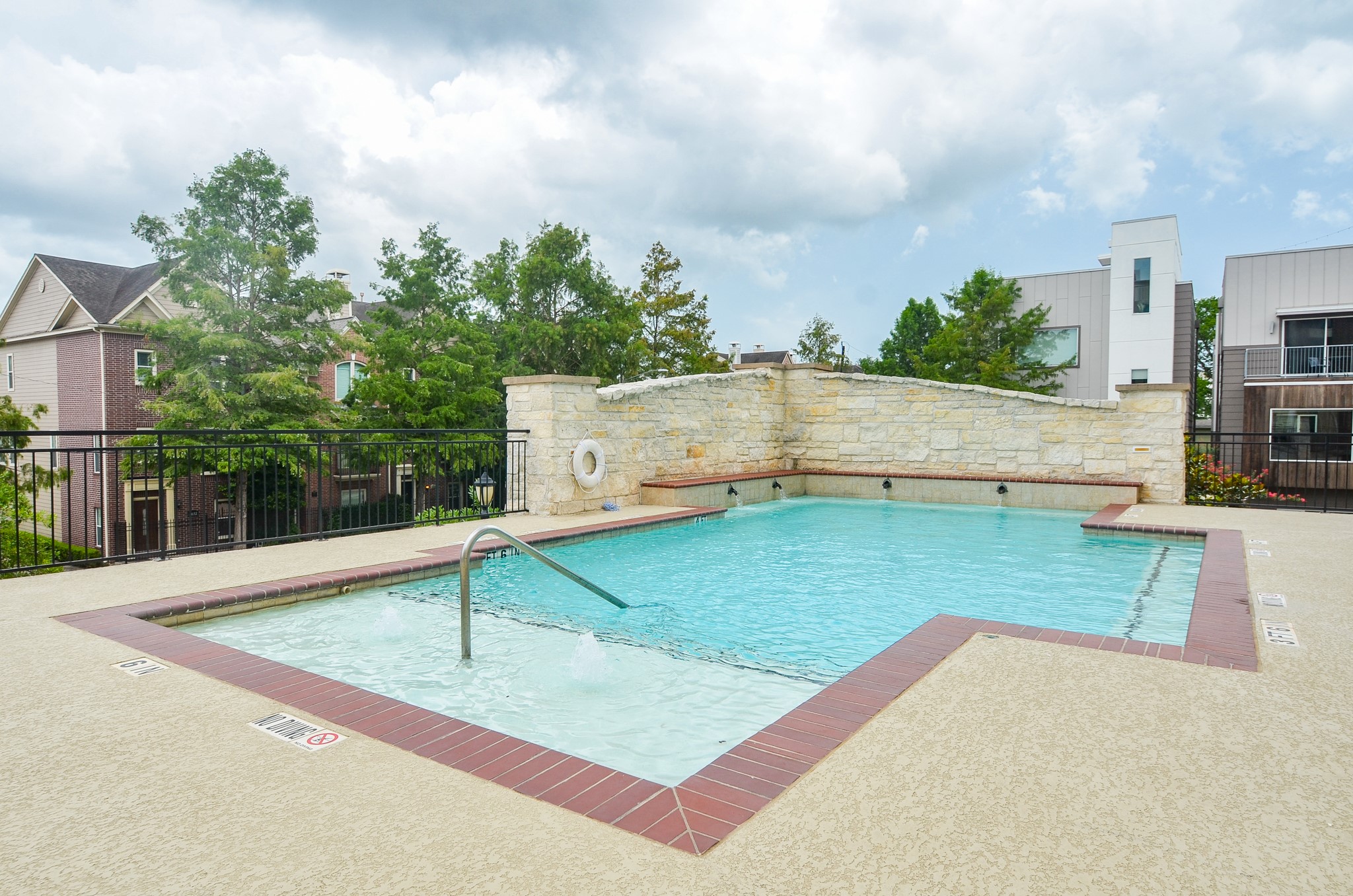 1900 Genesee Street, Unit 104 Houston, TX 77006 - Photo 31 of 36 Complex pool on the roof of the garage.