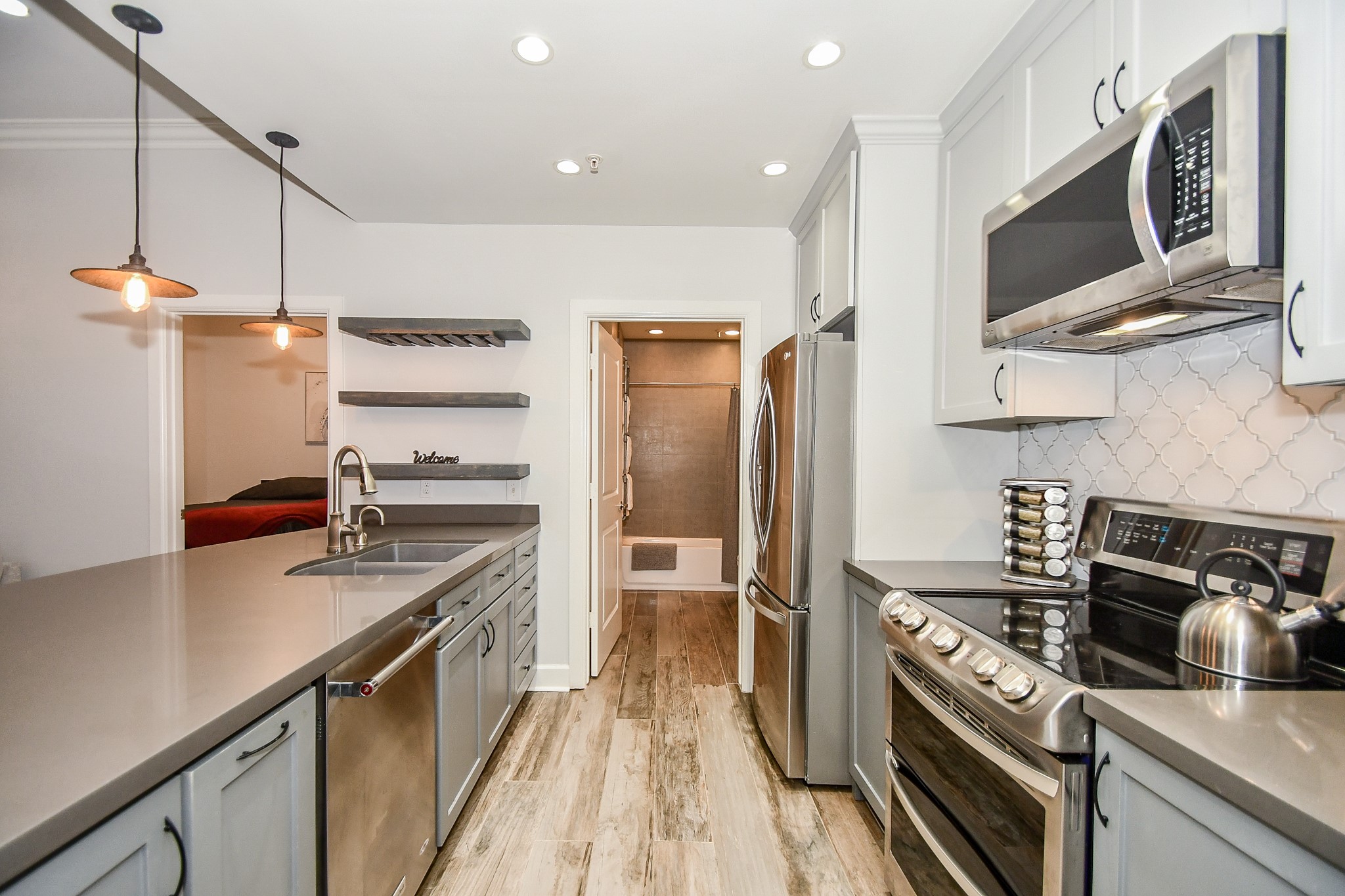 1900 Genesee Street, Unit 104 Houston, TX 77006 - Photo 6 of 36 Gorgeous updated kitchen!
