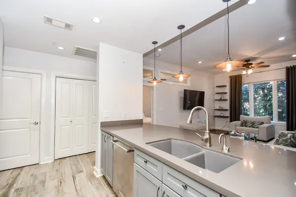$2,300 | 1900 Genesee Street, Unit 104, Houston, TX 77006