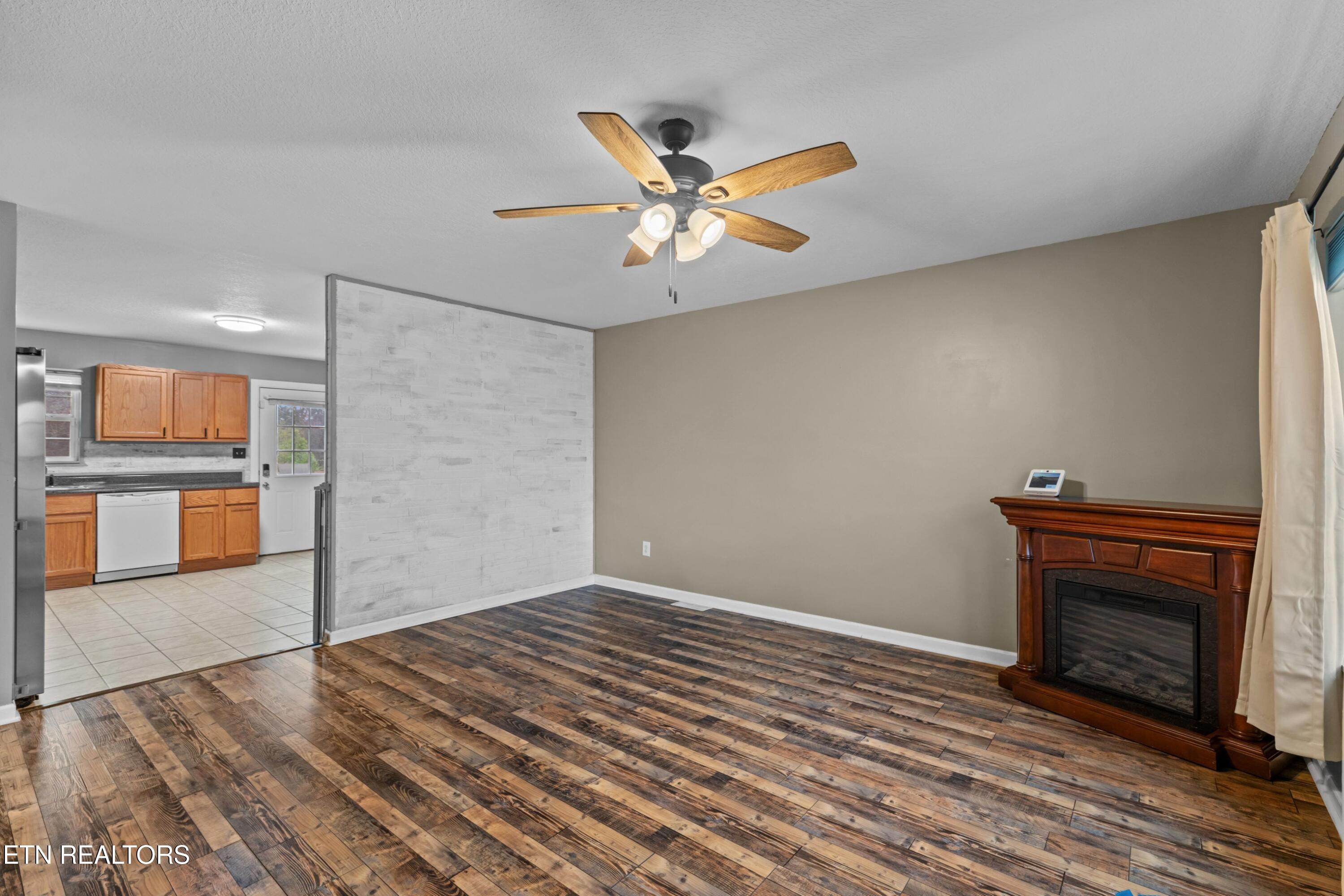 202 Sandy Circle La Follette, TN 37766 - Photo 3 of 23 005-202SandyCircle-LaFollette-TN-37766-S