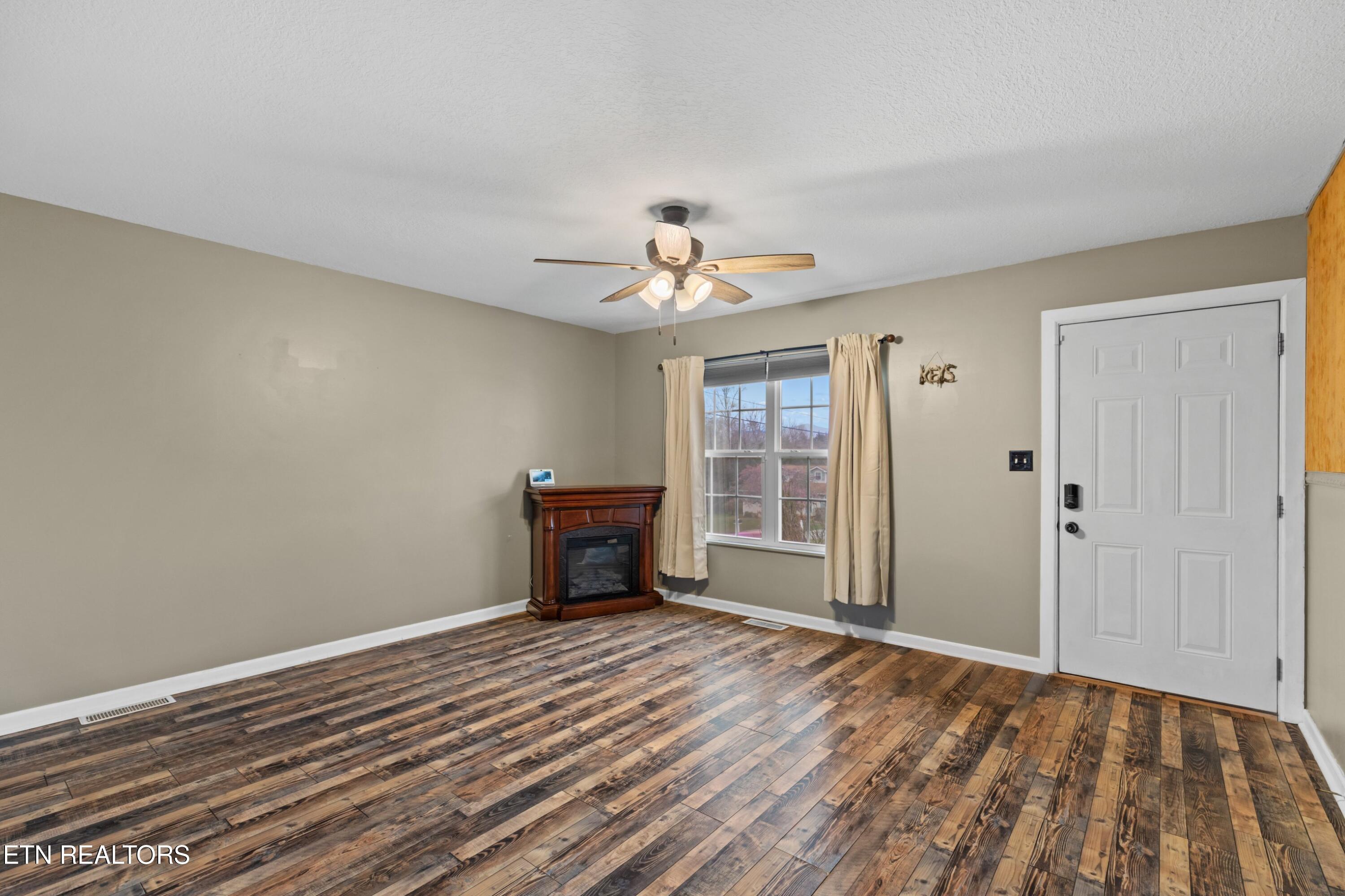 202 Sandy Circle La Follette, TN 37766 - Photo 4 of 23 006-202SandyCircle-LaFollette-TN-37766-S