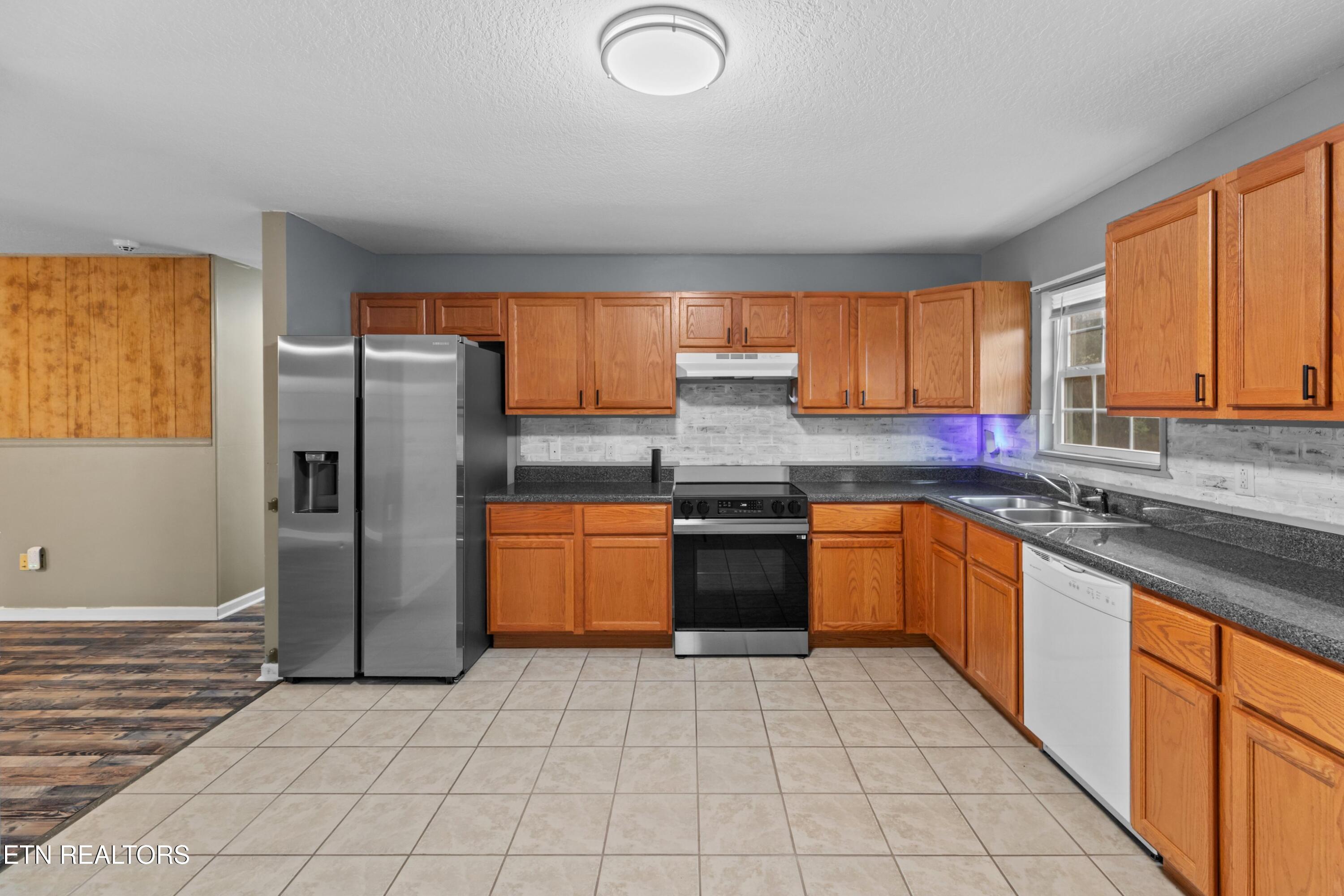 202 Sandy Circle La Follette, TN 37766 - Photo 5 of 23 008-202SandyCircle-LaFollette-TN-37766-S