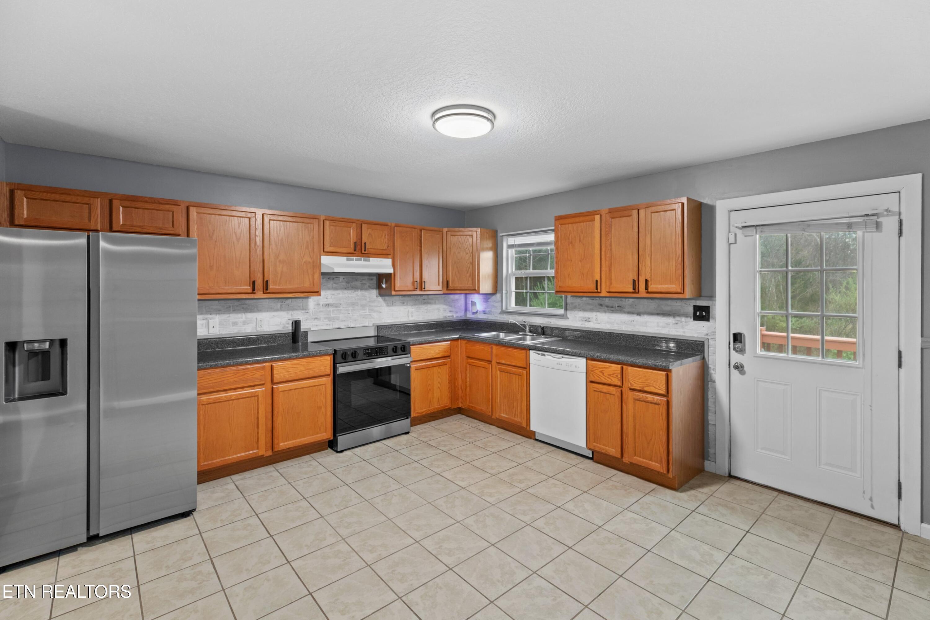 202 Sandy Circle La Follette, TN 37766 - Photo 6 of 23 007-202SandyCircle-LaFollette-TN-37766-S