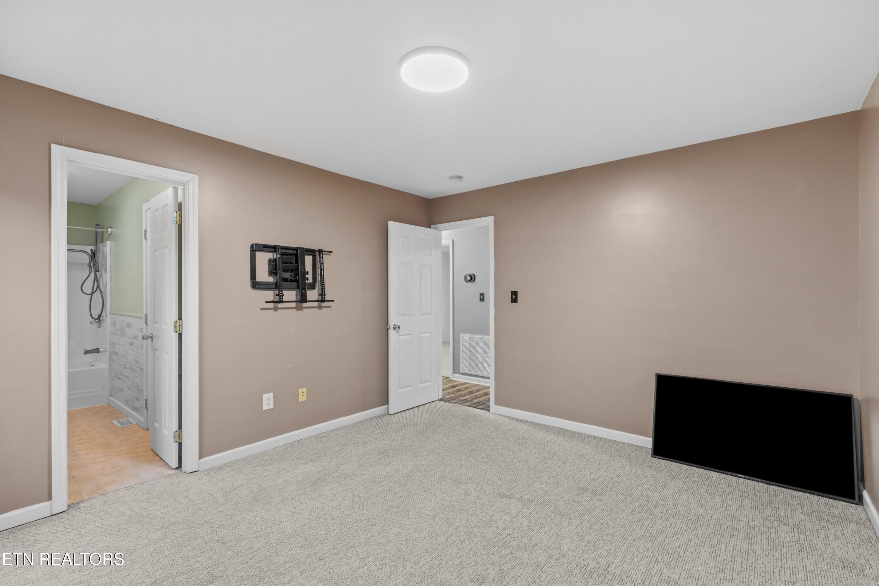 202 Sandy Circle La Follette, TN 37766 - Photo 9 of 23 011-202SandyCircle-LaFollette-TN-37766-S