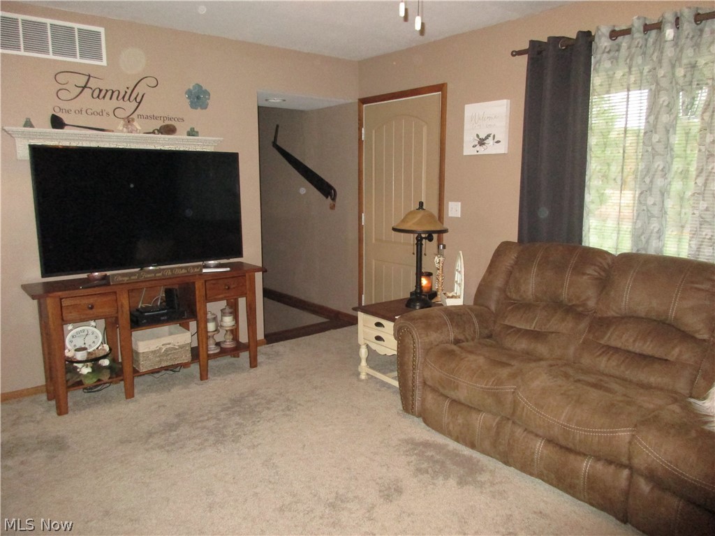 313 Spence Road Belpre, OH 45714 - Photo 4 of 30 Living Room