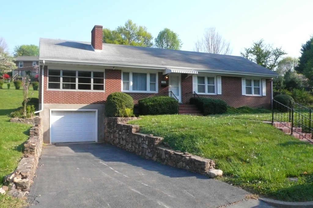 2623 Grandin Road Southwest Roanoke, VA 24015 - Photo 1 of 20 front