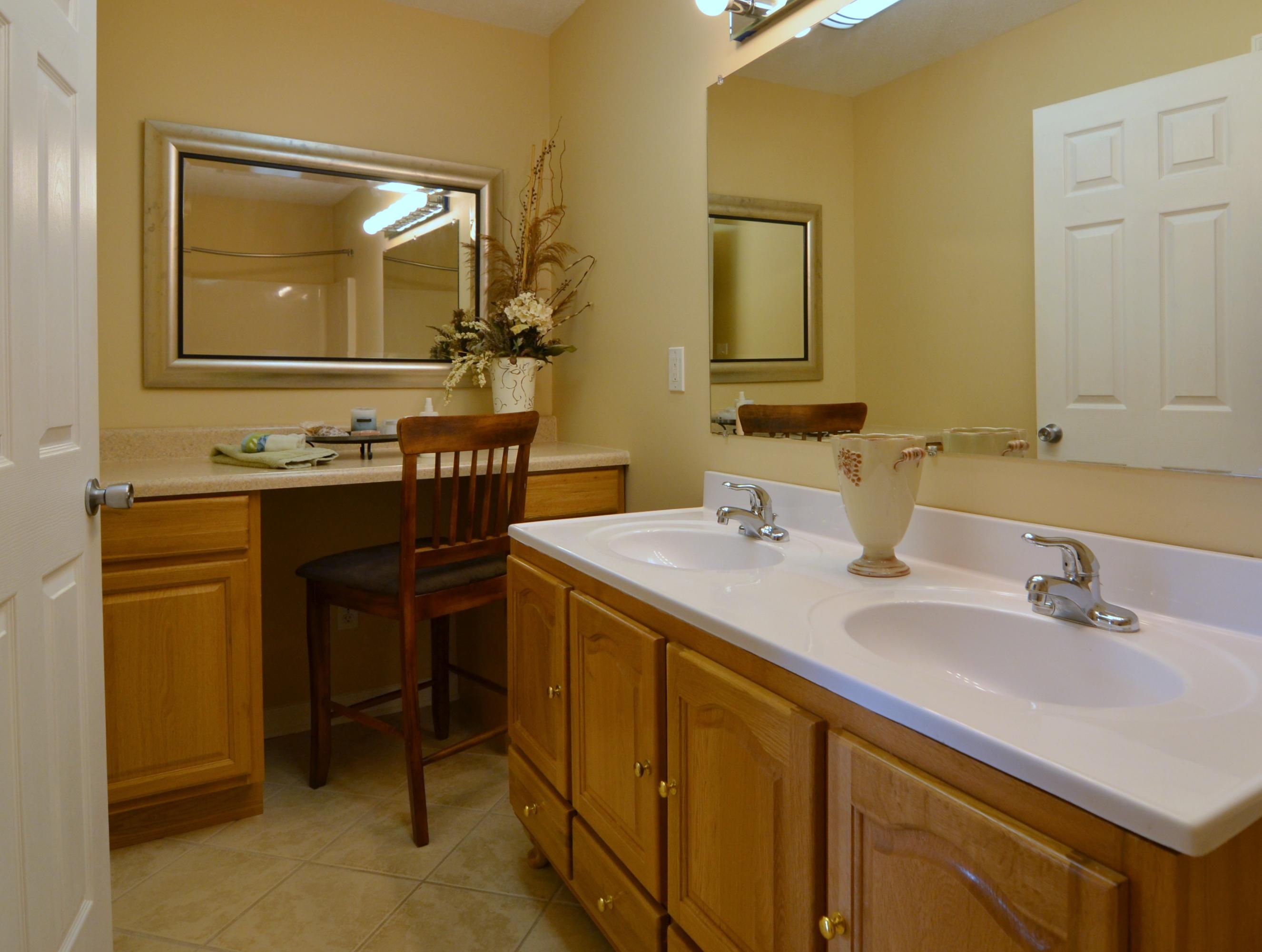 608 Busbee Road Knoxville, TN 37920 - Photo 18 of 26 Main Bathroom