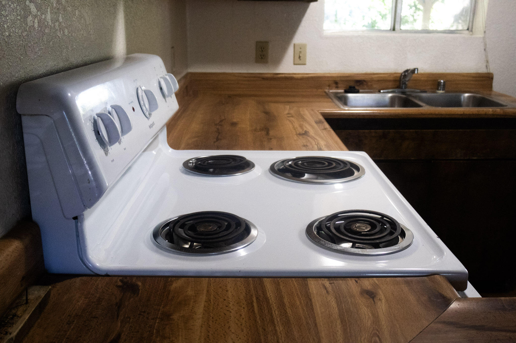 1026 Moss Creek Road Redding, CA 96003 - Photo 9 of 26 Stove