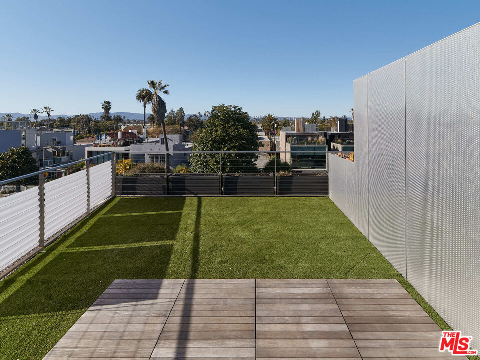 528 Grand Boulevard Venice, CA 90291 - Photo 14 of 17