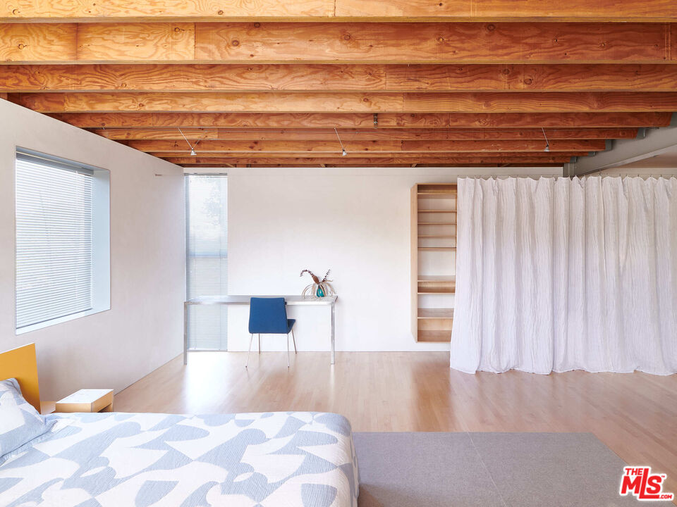 528 Grand Boulevard Venice, CA 90291 - Photo 6 of 17 a view of a living room