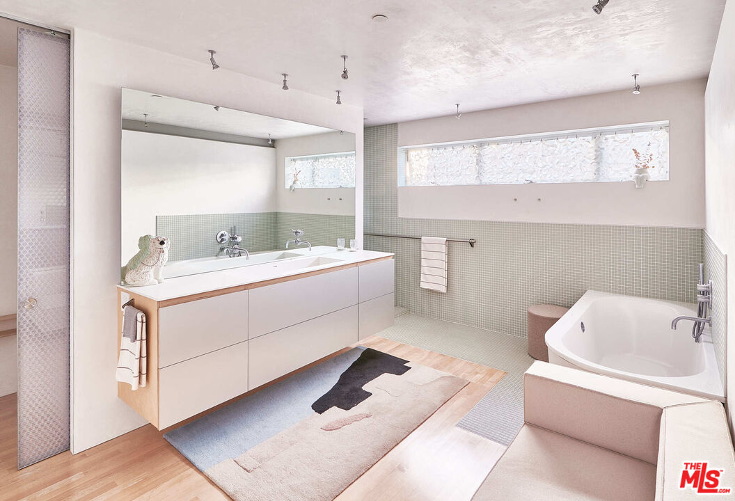 528 Grand Boulevard Venice, CA 90291 - Photo 7 of 17 a bathroom with a sink a large mirror and a bathtub