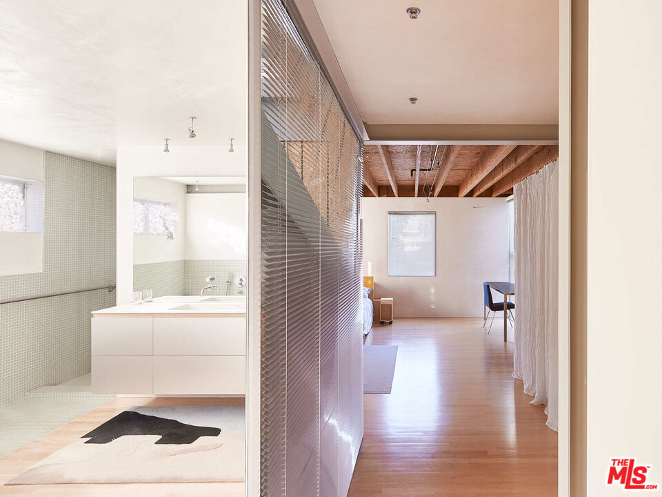 528 Grand Boulevard Venice, CA 90291 - Photo 8 of 17 a hallway with a large window and couch