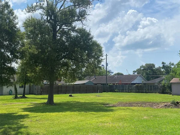 $55,000 | 531 Shadylawn Avenue, Shoreacres, TX 77571