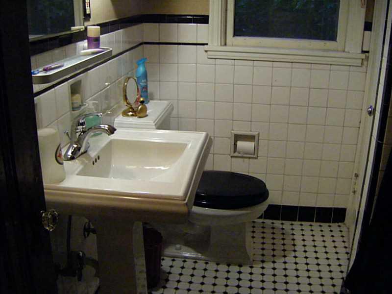 1634 Chartiers Avenue McKees Rocks, PA 15136 - Photo 14 of 23 Full Bath.