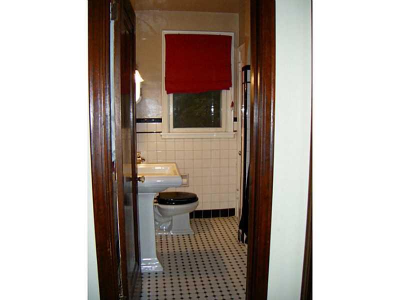 1634 Chartiers Avenue McKees Rocks, PA 15136 - Photo 15 of 23 Full Bath.