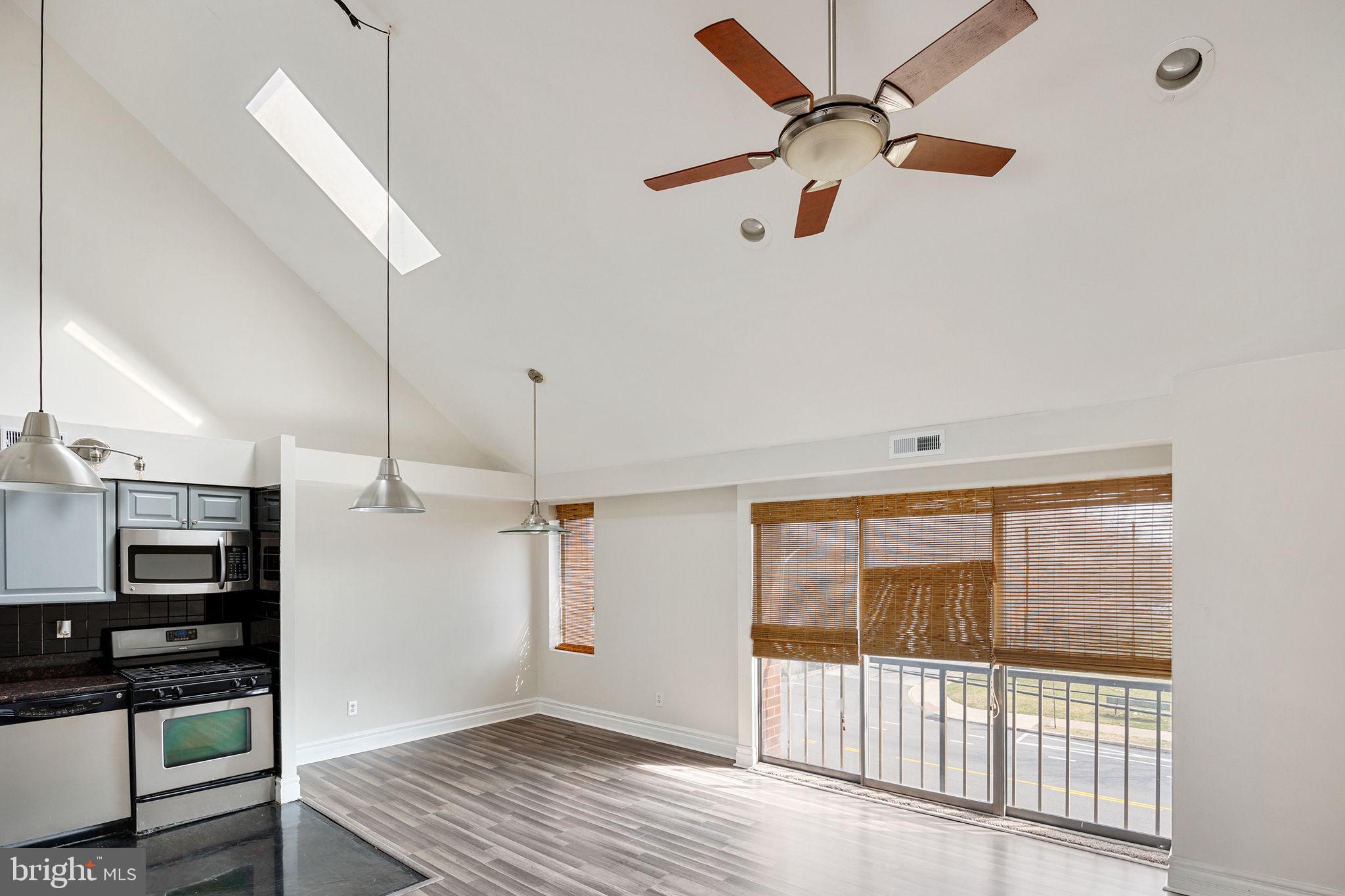 9580 State Rd., Unit 36B Philadelphia, PA 19114 - Photo 13 of 28 Dining Room & Kitchen Como
