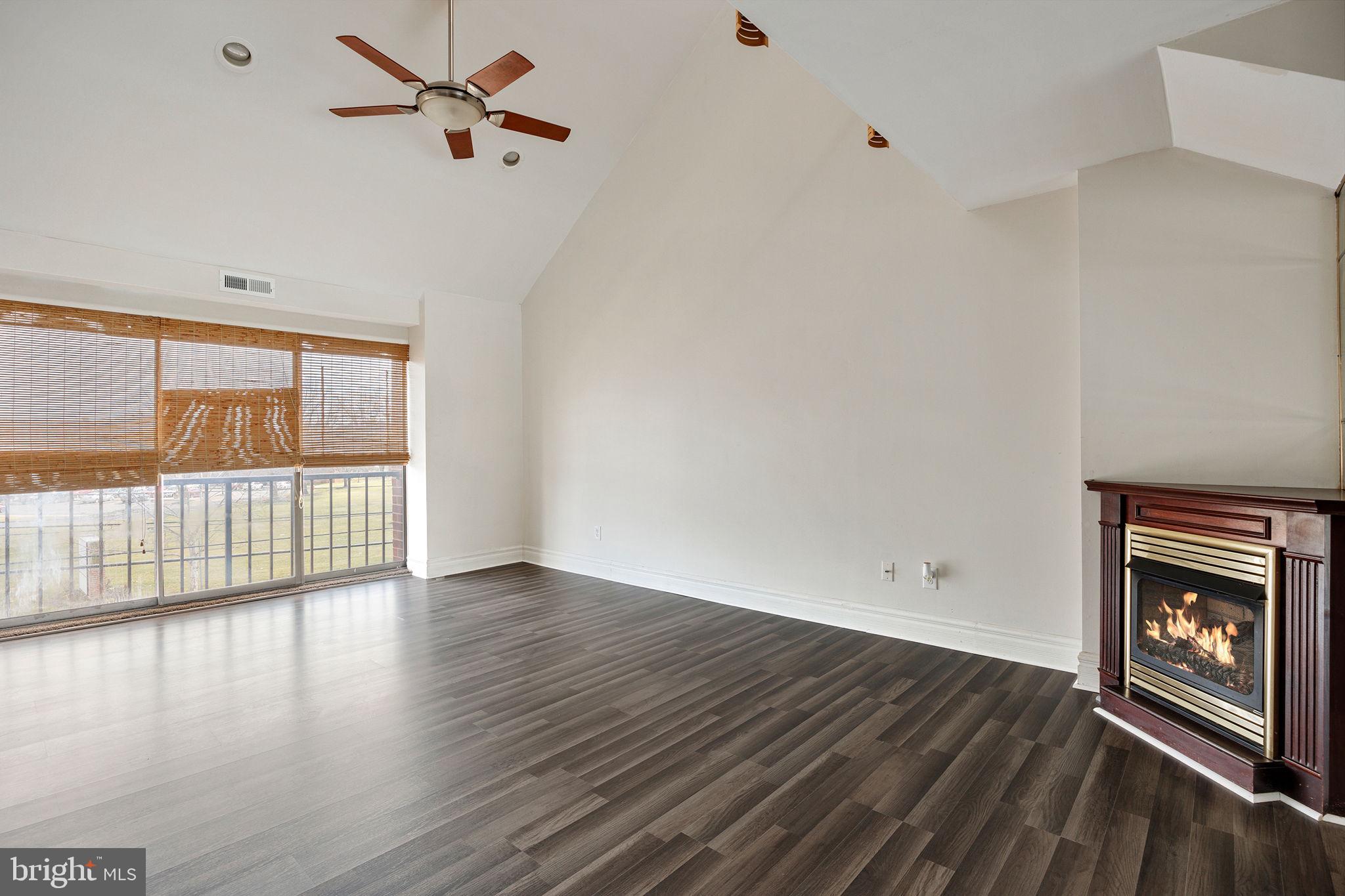 9580 State Rd., Unit 36B Philadelphia, PA 19114 - Photo 6 of 28 Living Room