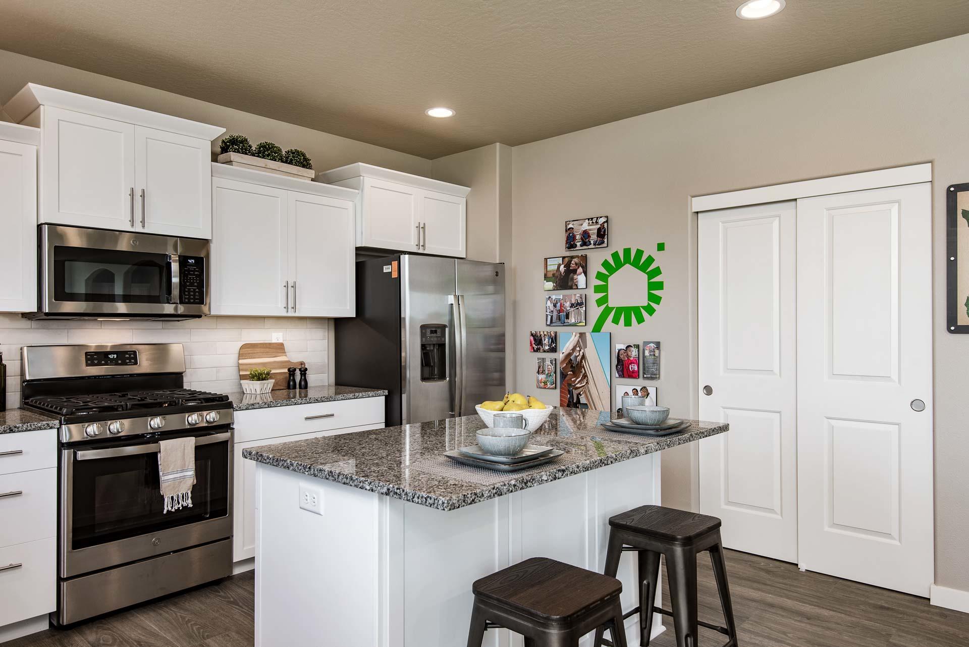 650 McKinney Ranch Road Sisters, OR 97759 - Photo 15 of 24 Stoneridge - Kitchen (3)