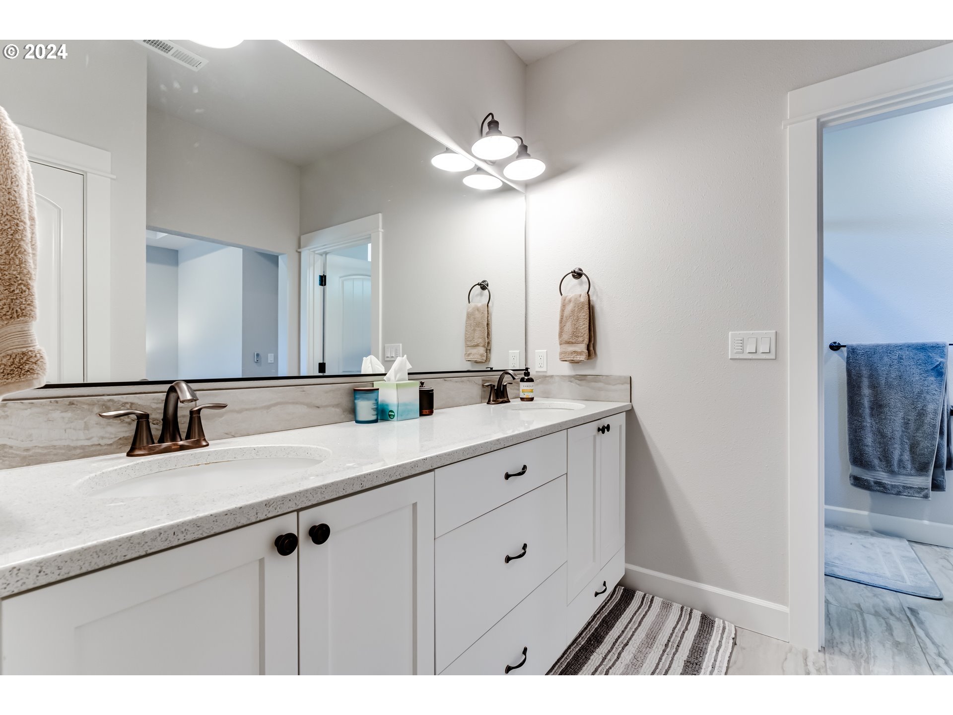6362 Forest Ridge Drive Springfield, OR 97478 - Photo 25 of 44 a bathroom with a sink a mirror and a light fixture