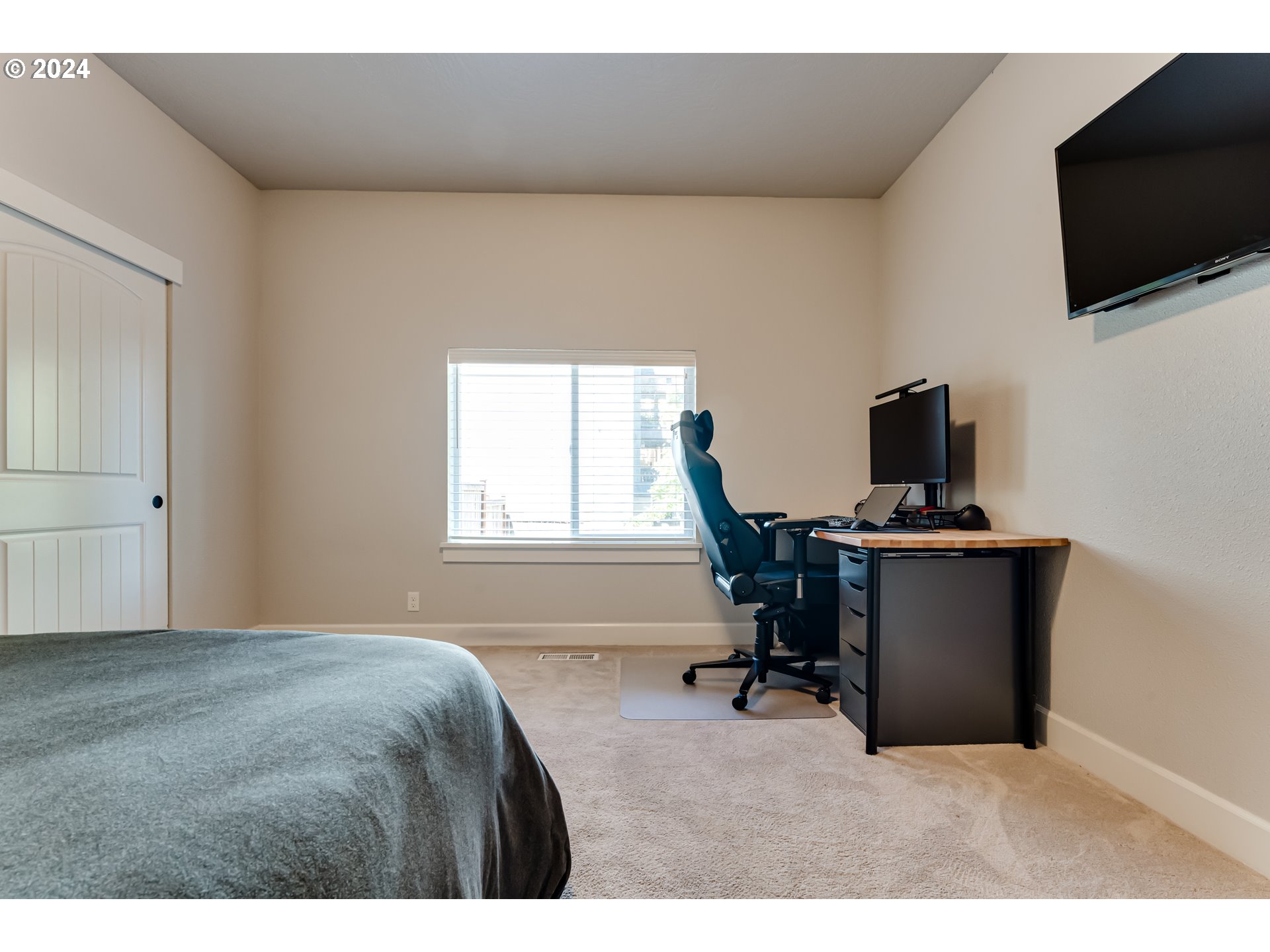 6362 Forest Ridge Drive Springfield, OR 97478 - Photo 36 of 44 a bedroom with a workspace