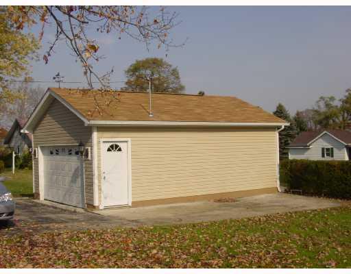 109 Sunnyside Road New Castle, PA 16102 - Photo 3 of 13 Parking Lot/Garage.