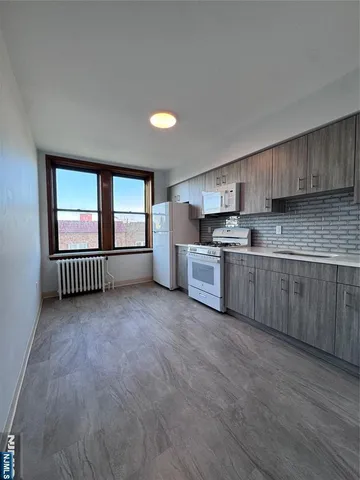 $1,900 | 287 Lawton Avenue, Unit 14, Cliffside Park, NJ 07010