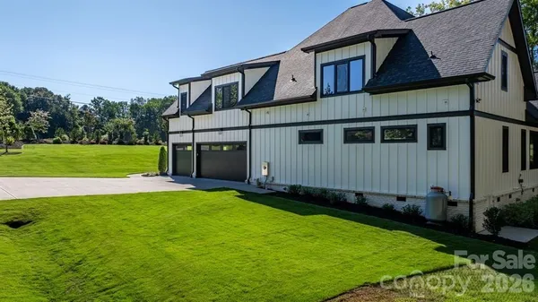 a view of a house with backyard and garden