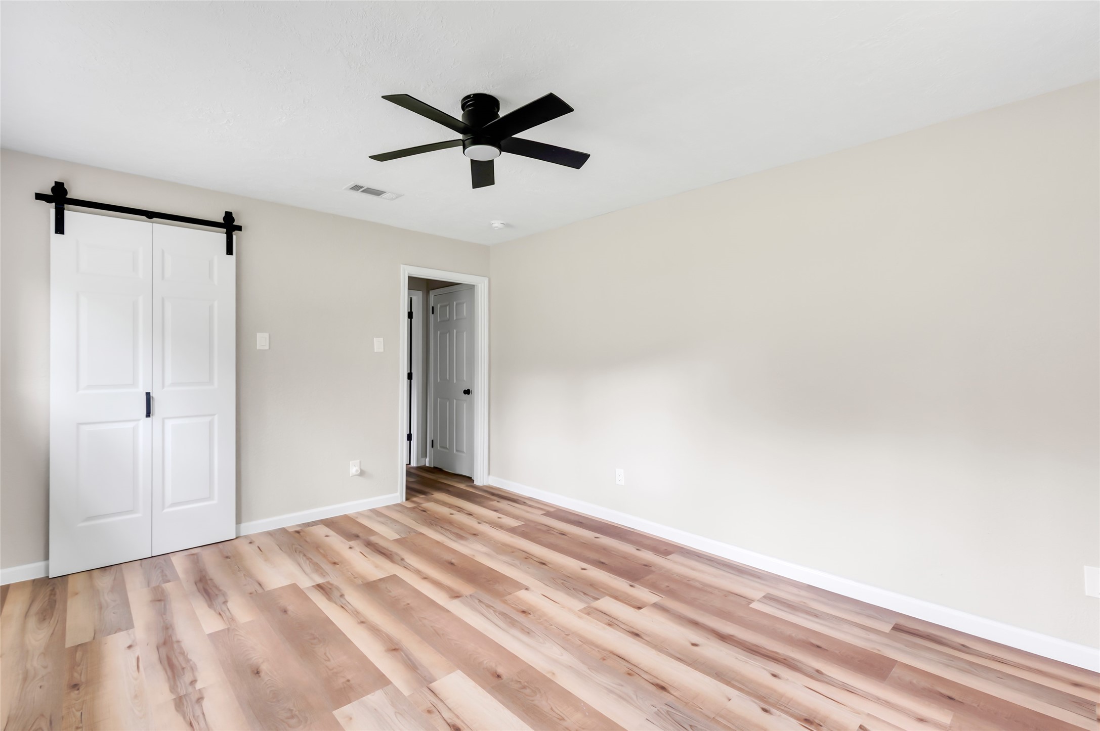 922 Lake Glen Road Houston, TX 77336 - Photo 14 of 27 Vinyl Plank Flooring Throughout, Barn Door Leads To Closet