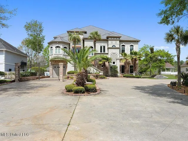 $1,590,000 | 8230 Maunalani Place, Diamondhead, MS 39525