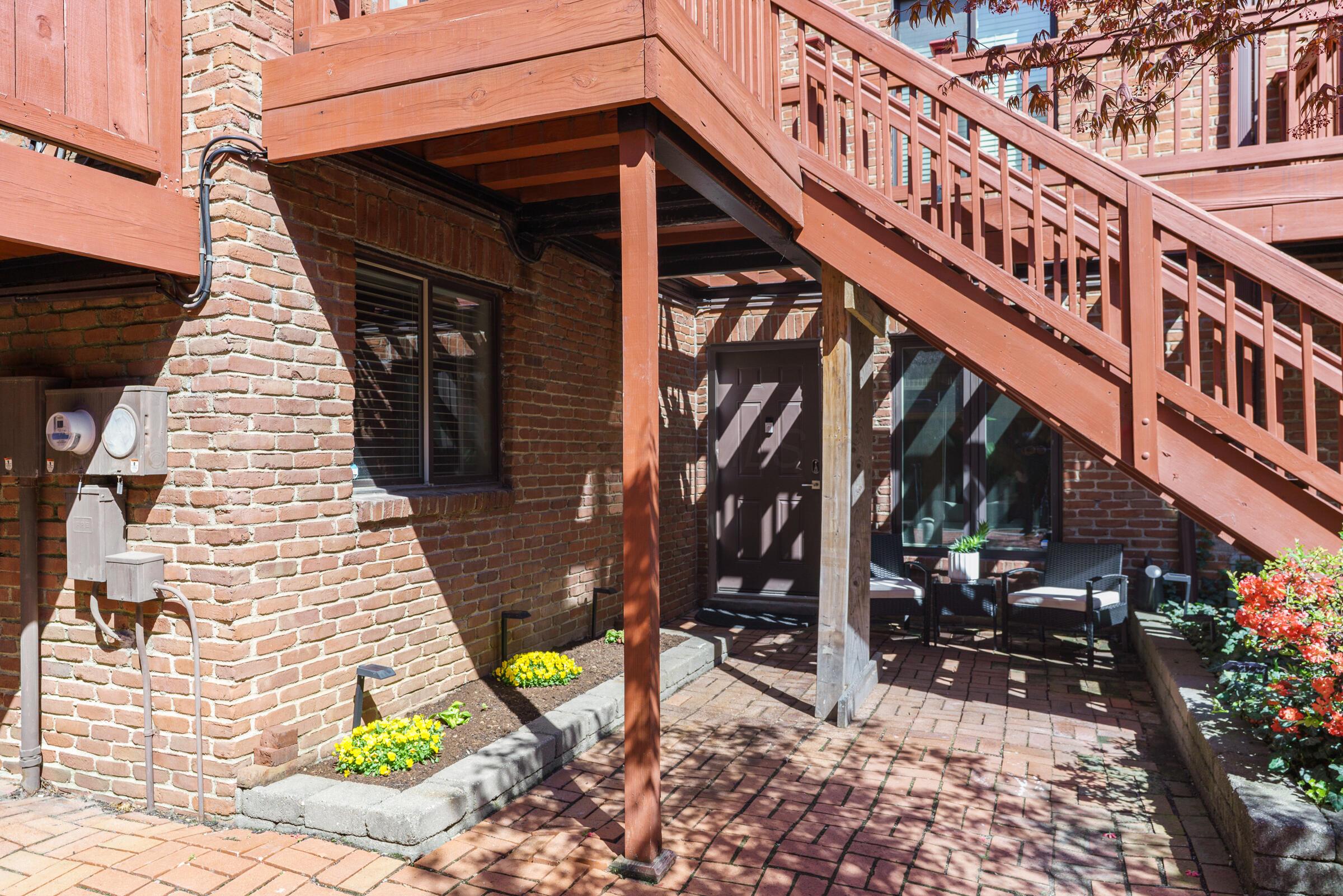 285 Lear Street, Unit 4 Columbus, OH 43206 - Photo 20 of 28 Courtyard