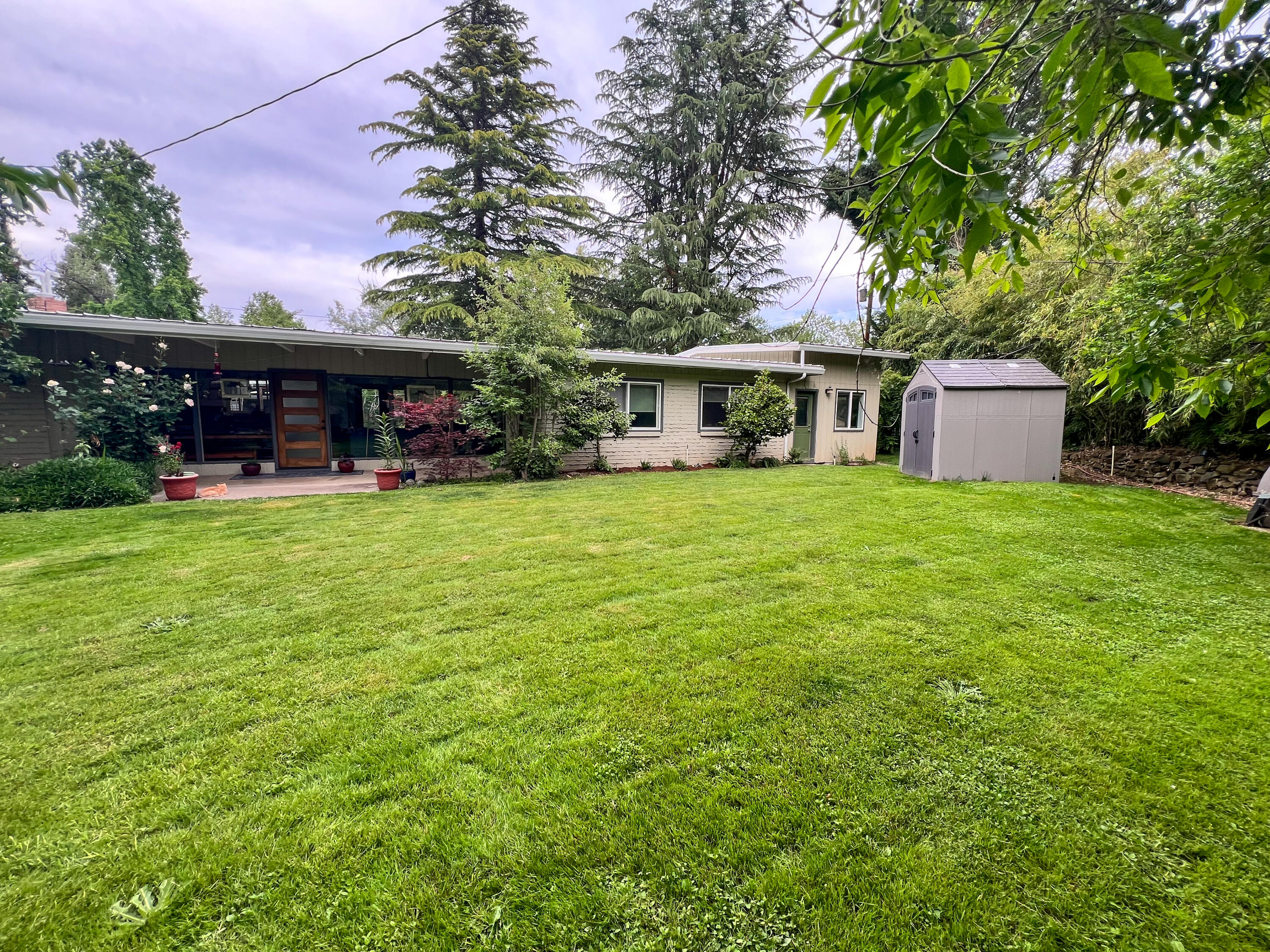 2835 Sundown Road Medford, OR 97501 - Photo 15 of 61 Main house with front yard view