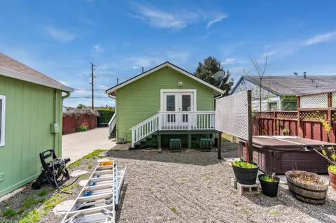 a view of a house with backyard