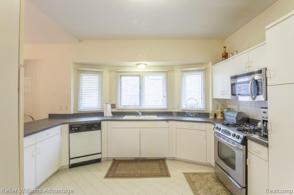 1006 River Mist Drive Rochester, MI 48307 - Photo 6 of 33 11-River Mist Dr_1006.jpg