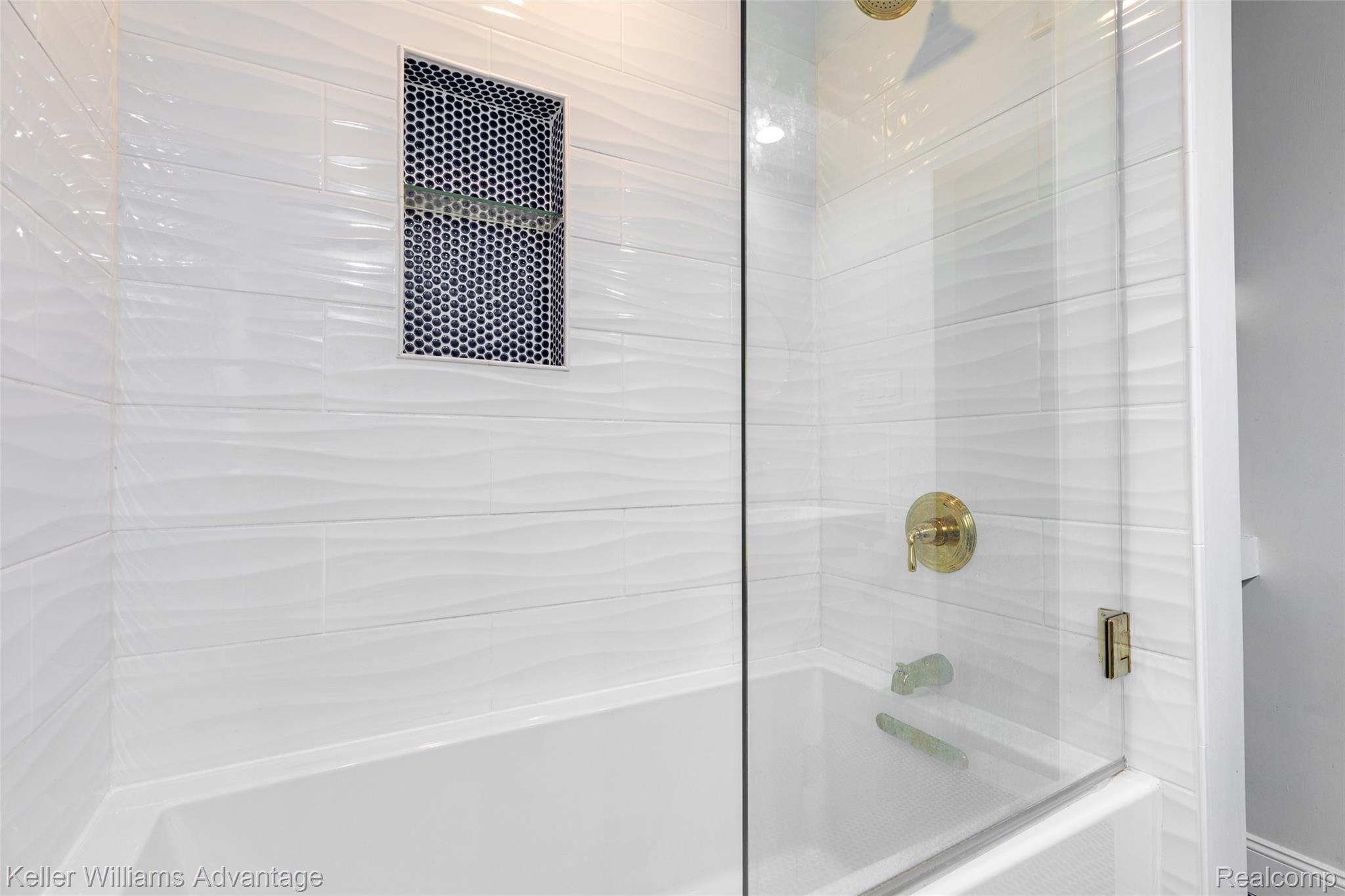 19085 Mott Avenue Eastpointe, MI 48021 - Photo 19 of 26 Deep soaking tub with bright white tile