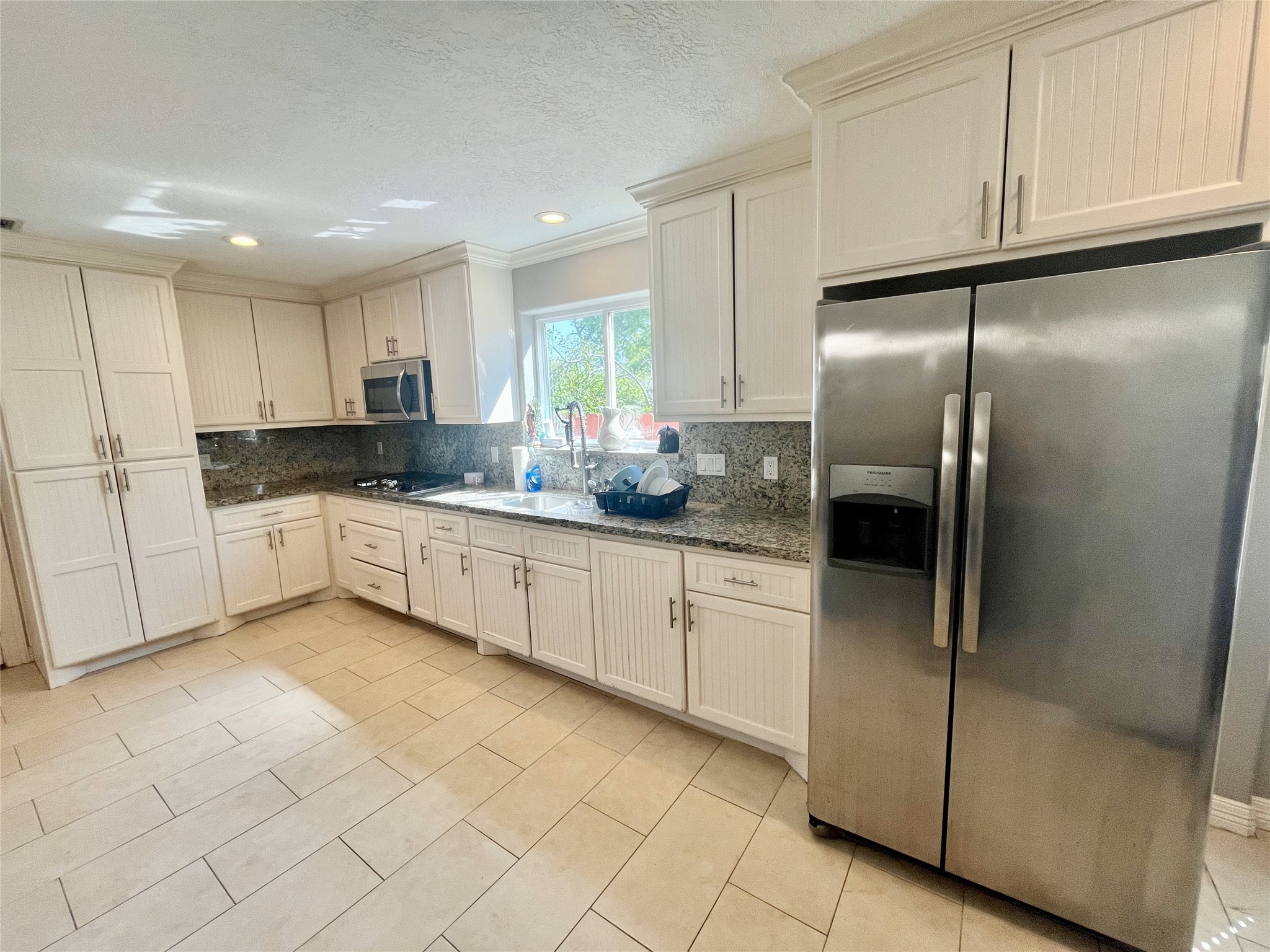 13505 Orleans Street Houston, TX 77015 - Photo 29 of 43 Plentiful cabinet space and granite coutners