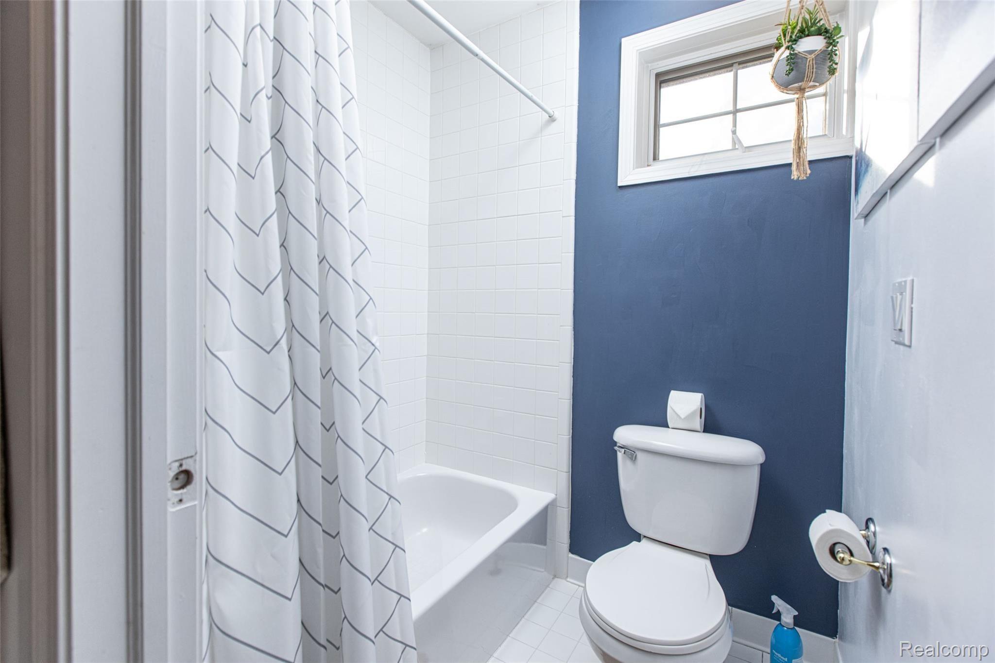 2483 Ashford Rochester, MI 48306 - Photo 30 of 51 30 - Jack + Jill Private Shower and Restroom.jpg