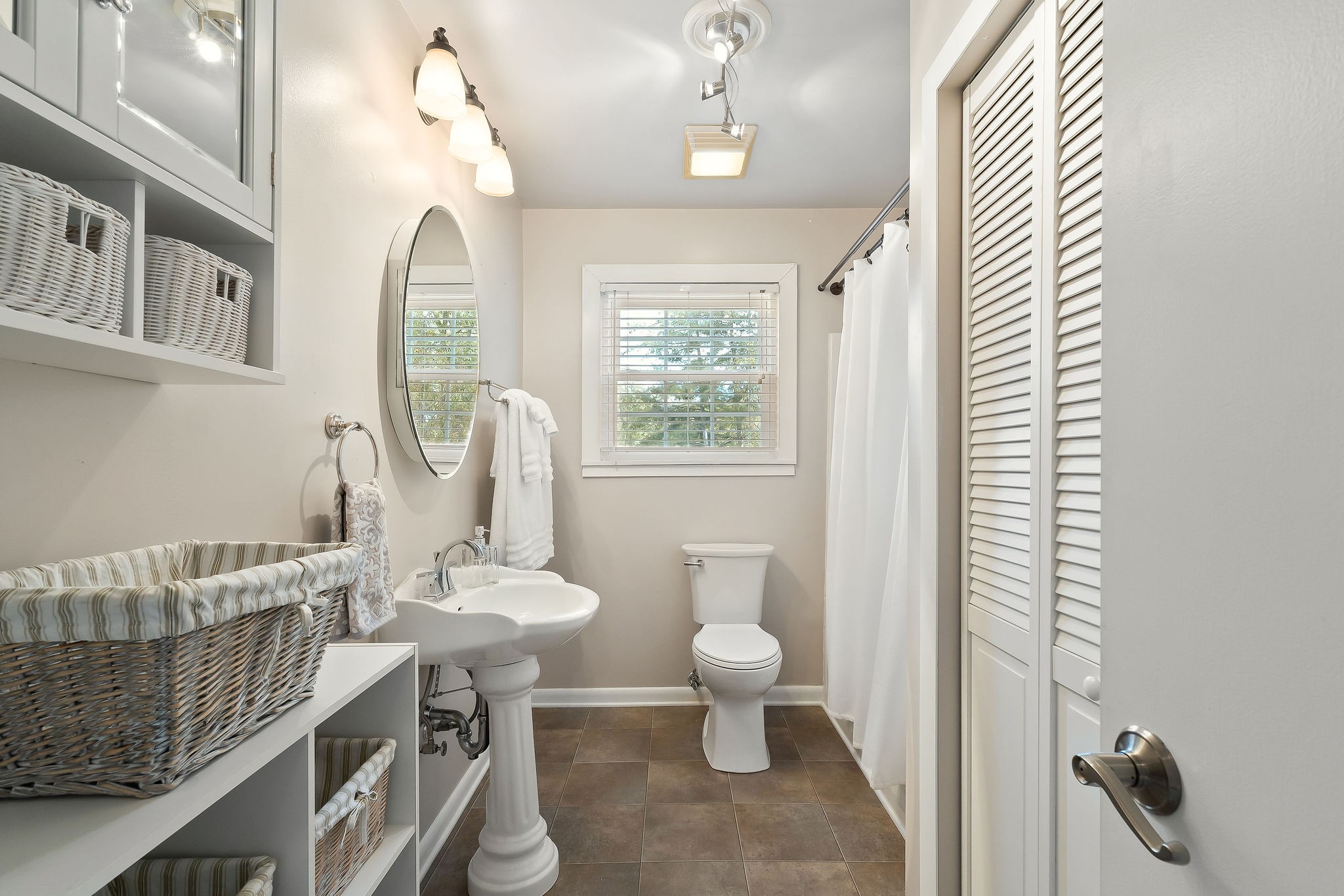 1175 Meadow Road Cookeville, TN 38501 - Photo 27 of 37 a bathroom with a toilet sink and mirror