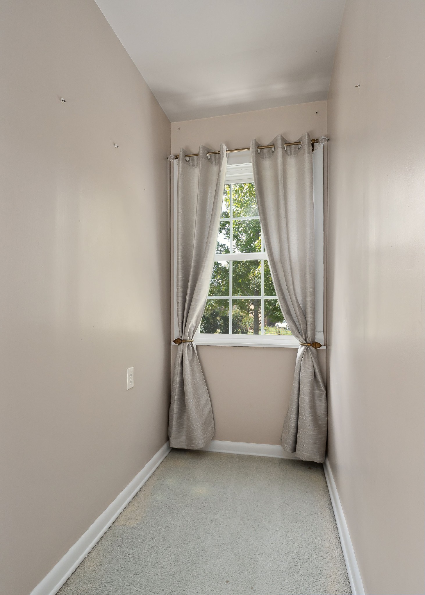 1175 Meadow Road Cookeville, TN 38501 - Photo 31 of 37 an entryway with window