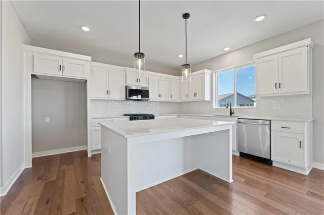 $539,948 | 1505 Southeast Bailey Farms Parkway, Lee's Summit, MO 64082