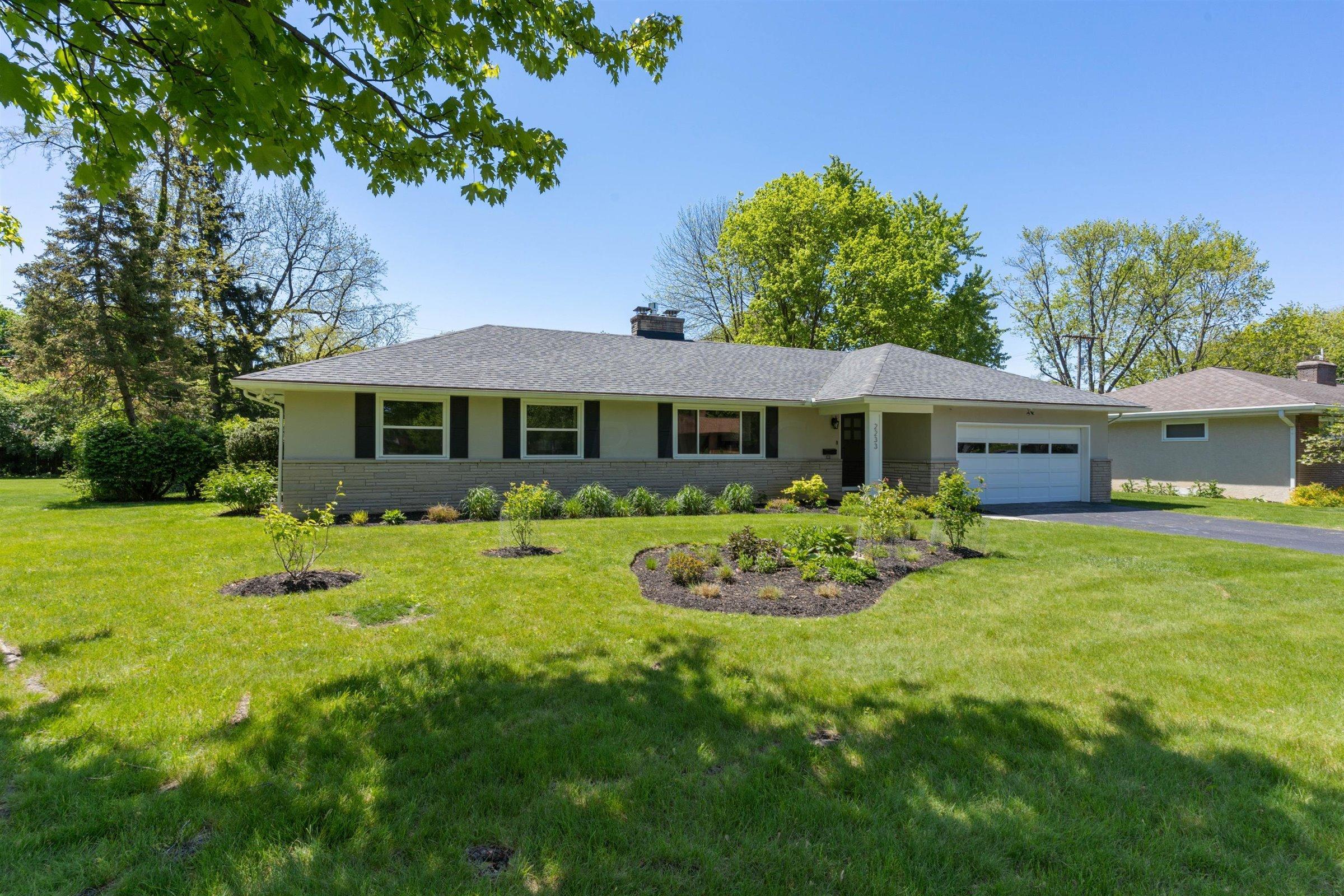 2233 Lytham Road Columbus, OH 43220 - Photo 2 of 9