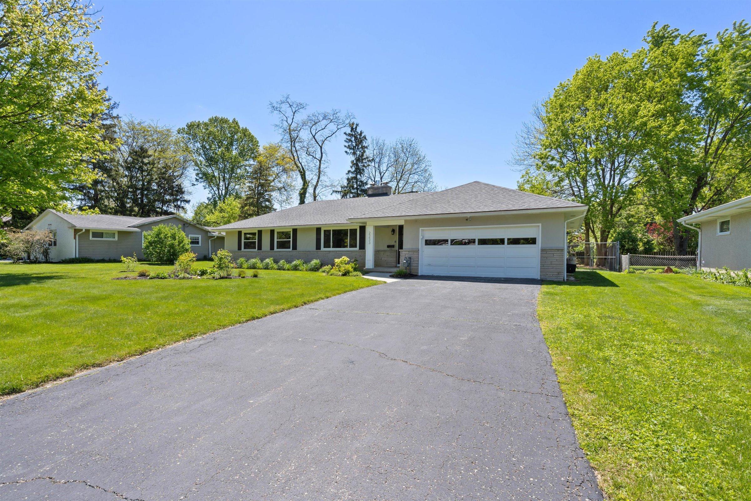 2233 Lytham Road Columbus, OH 43220 - Photo 3 of 9