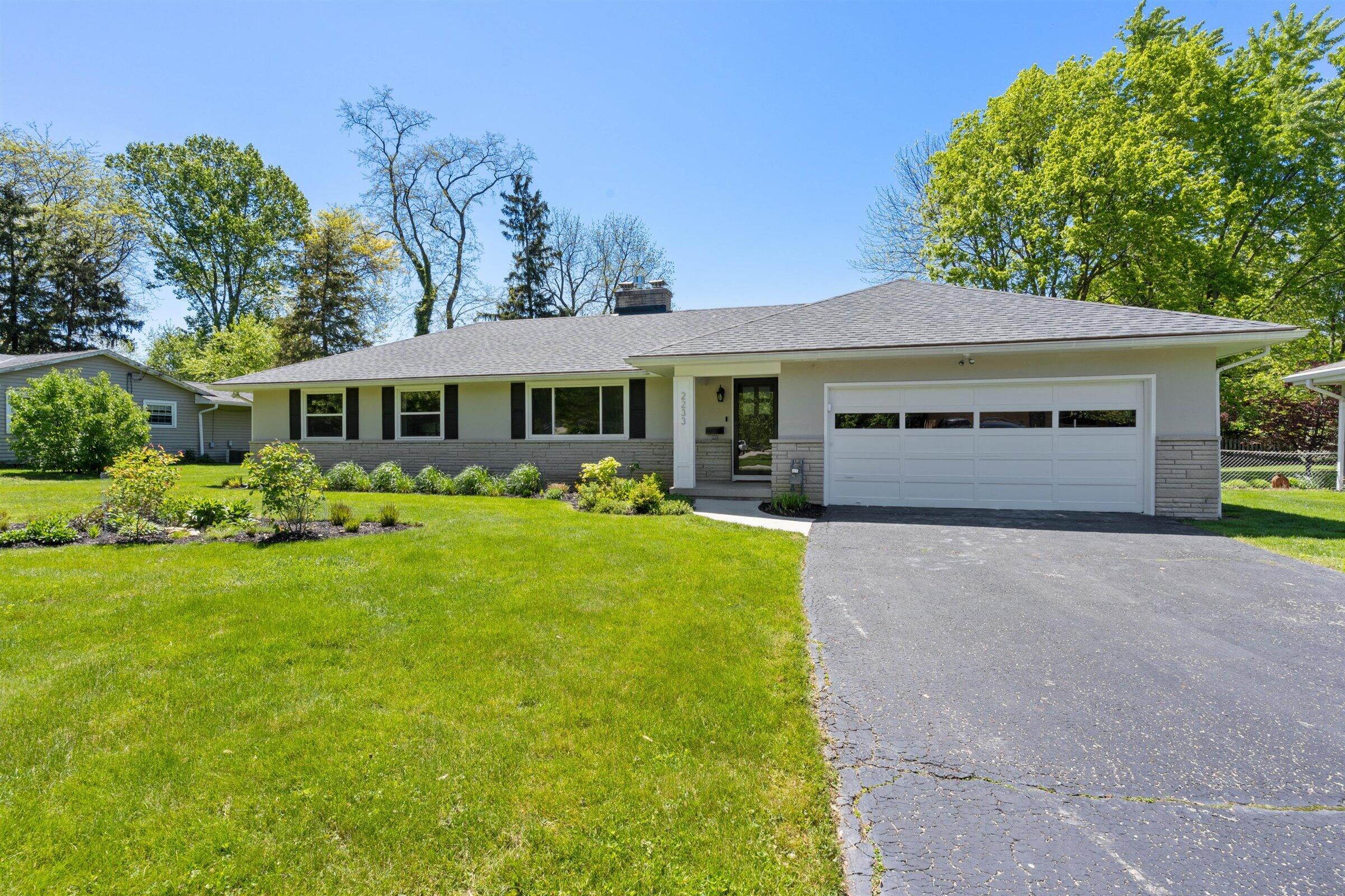 2233 Lytham Road Columbus, OH 43220 - Photo 4 of 9