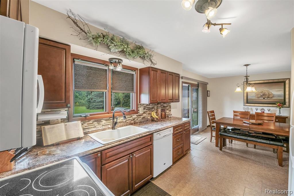 3876 Innisfree Road Howell, MI 48855 - Photo 9 of 31