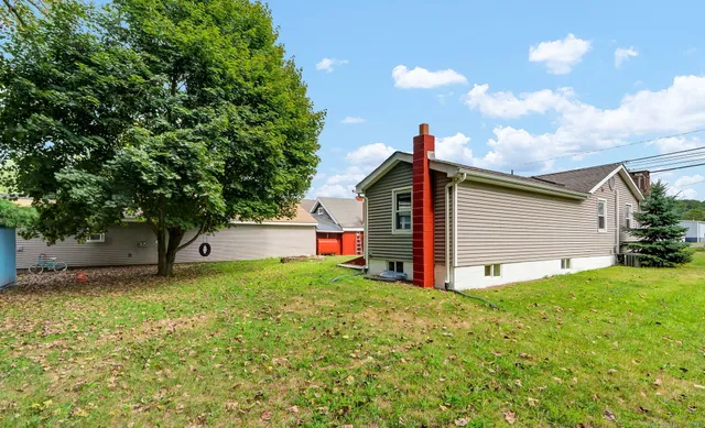 a view of backyard with garden