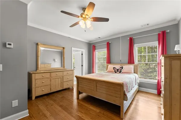 a view of a livingroom with furniture and a ceiling fan